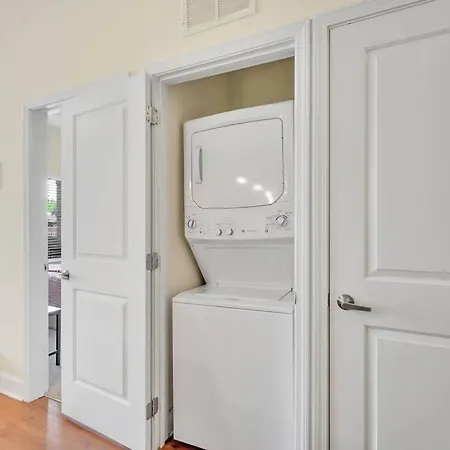 King Bed ► A+ Location ► Full Kitchen Apartment *