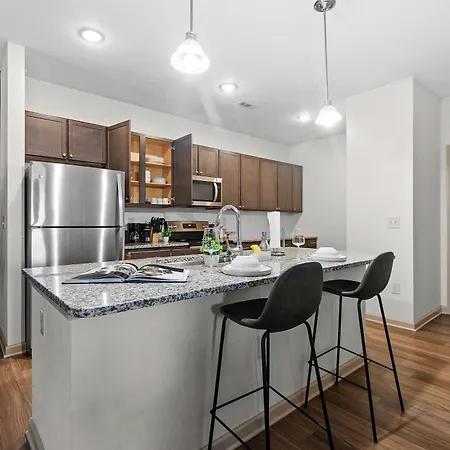 4br King Bed Luxe Amenities Airport Apartment