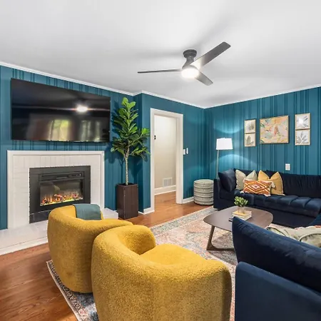 Pool Oasis With Hot Tub, Pickleball Court And Games Near Uptown Holiday home *