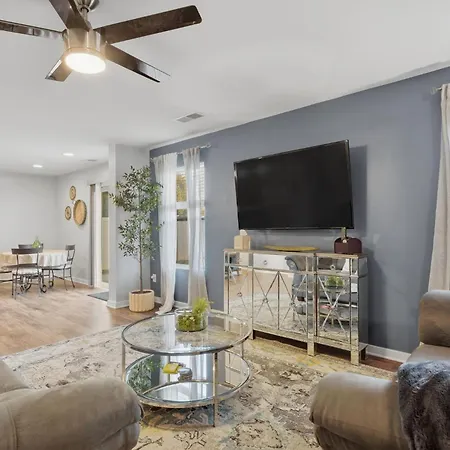 Spacious 4br Getaway With Fenced Yard Minutes Away From Clt Airport & Uptown Holiday home