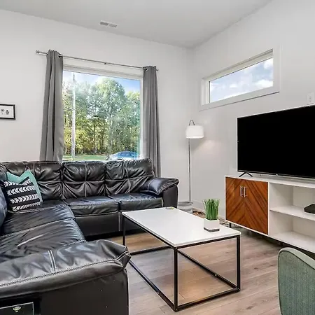 Modern Queen Retreat-sleeps 10 Holiday home *