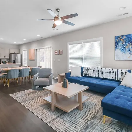 Spacious 3-bedroom With Workspace Near Uptown & Airport *
