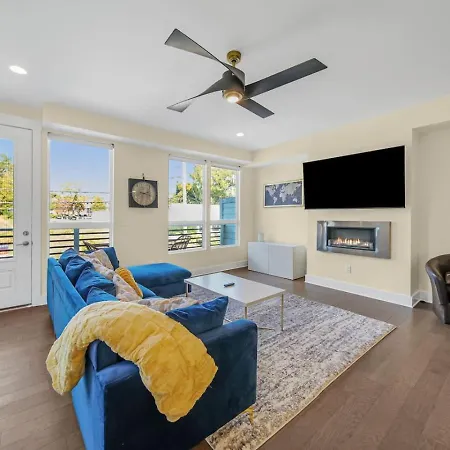 Modern 4-story 3-br Townhome With Rooftop Lounge * Charlotte