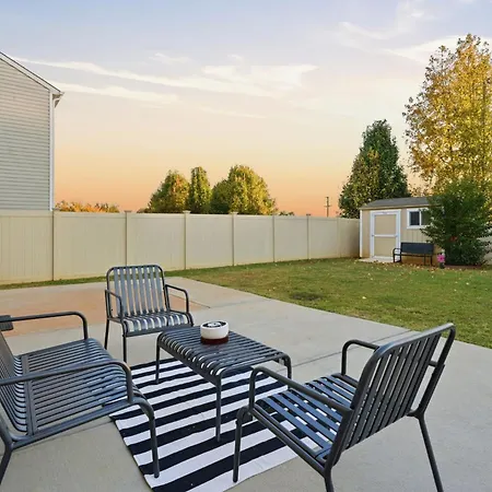 Spacious 4br Getaway With Fenced Yard Minutes Away From Clt Airport & Uptown Charlotte