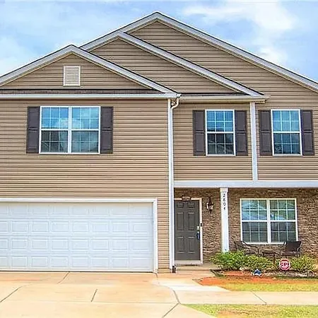 Modern 4 Bedroom Near Uptown *