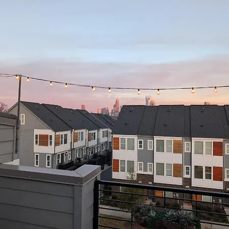Holiday home Queen Castle - Rooftop, Garage, King Beds, Pet Friendly Charlotte