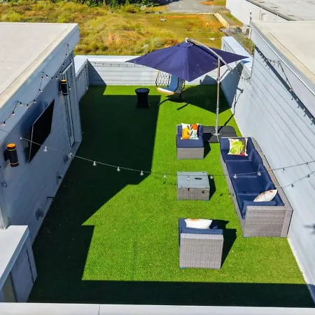 Modern 4-story 3-br Townhome With Rooftop Lounge * Charlotte