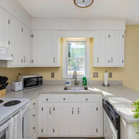 New! Special Intro Rates! Lovely 2 Bedroom Charlotte