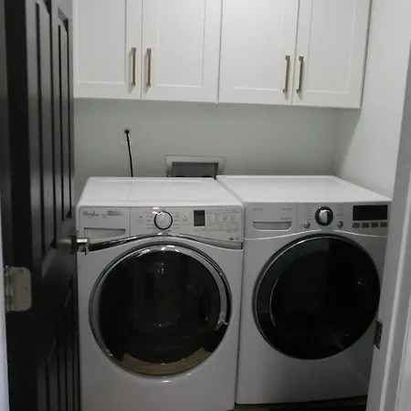Ballantyne 3br House, Privateyard, Work Desk & 1 Gig Wi-fi