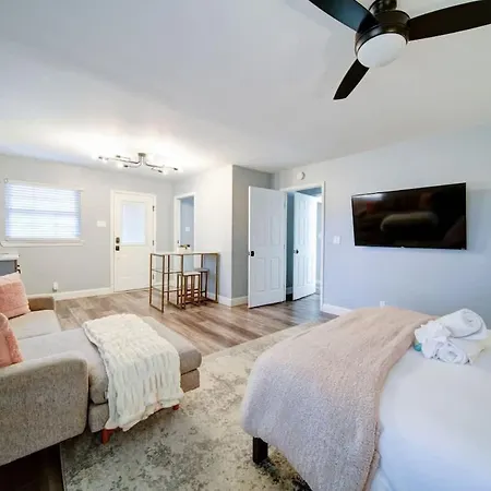 Stylish 4br - Modern & Bright Interior Holiday home Charlotte