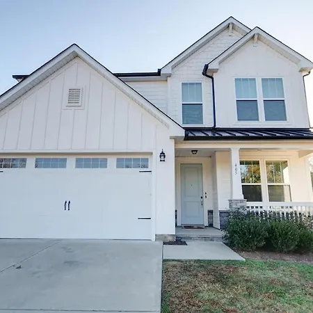 Luxury 4br Escape - Premium Modern Comfort