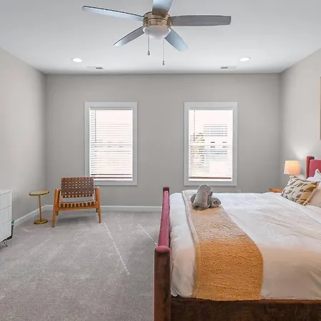 Spacious 3-bedroom With Workspace Near Uptown & Airport