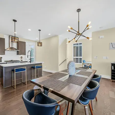 Holiday home Modern 4-story 3-br Townhome With Rooftop Lounge Charlotte