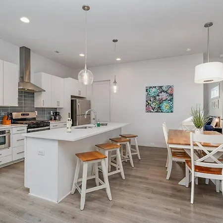 Modern Queen Retreat-sleeps 10 Holiday home Charlotte