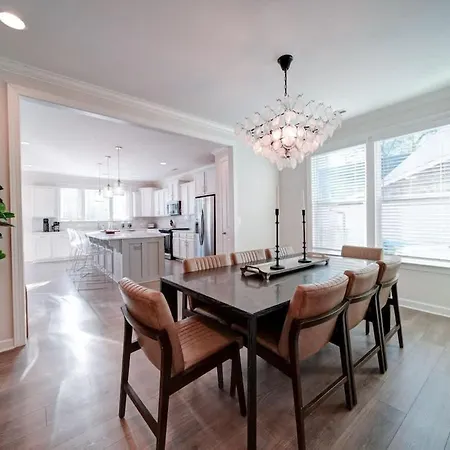Luxury 4br Escape - Premium Modern Comfort