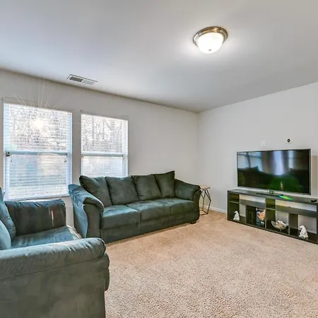 Pet-friendly Just Outside Downtown Charlotte! Holiday home