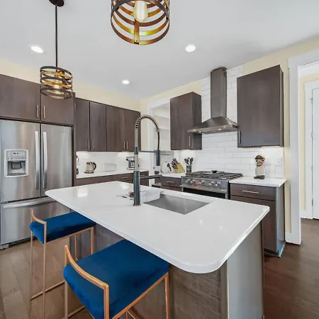 Holiday home Modern 4-story 3-br Townhome With Rooftop Lounge