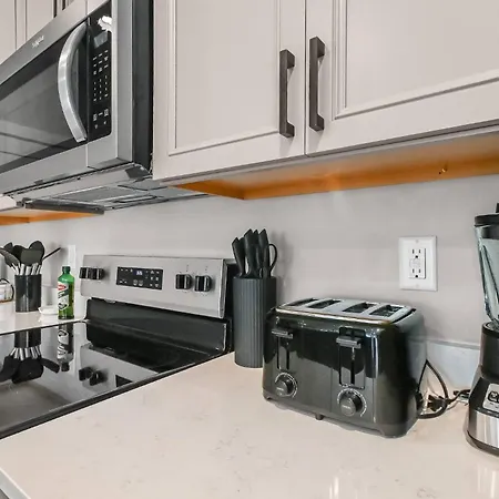 Spacious 3-bedroom With Workspace Near Uptown & Airport Holiday home