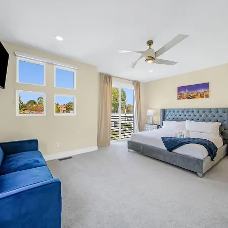 Holiday home Modern 4-story 3-br Townhome With Rooftop Lounge