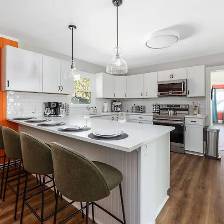 Pool Oasis With Hot Tub, Pickleball Court And Games Near Uptown
