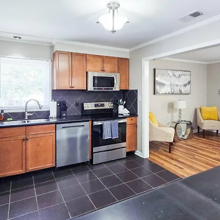 Holiday home 3br | King+2q | 75”tv | Matthews
