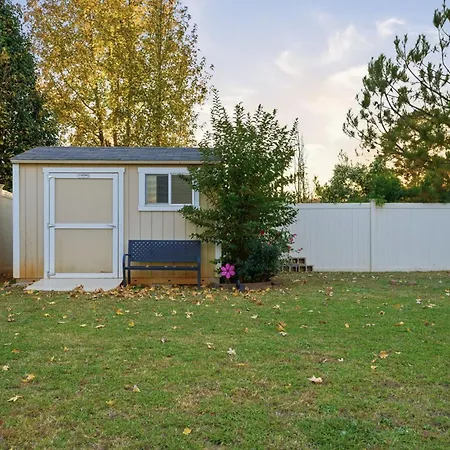 Spacious 4br Getaway With Fenced Yard Minutes Away From Clt Airport & Uptown Charlotte
