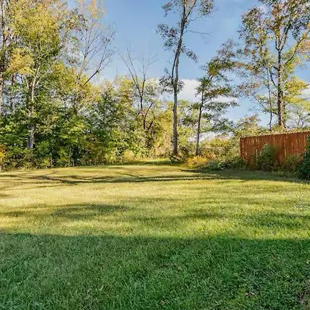 Modern Queen Retreat-sleeps 10 Holiday home Charlotte