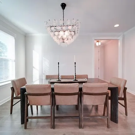Luxury 4br Escape - Premium Modern Comfort Holiday home Charlotte