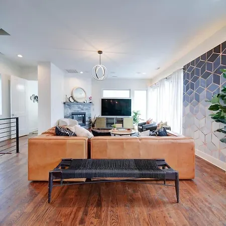 Modern Rooftop Townhome W Hot Tub & Skyline Views Holiday home