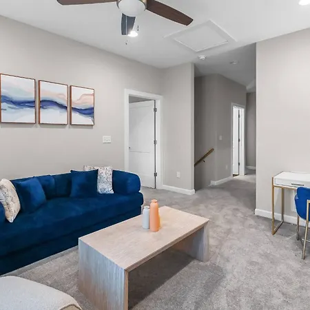 Spacious 3-bedroom With Workspace Near Uptown & Airport *