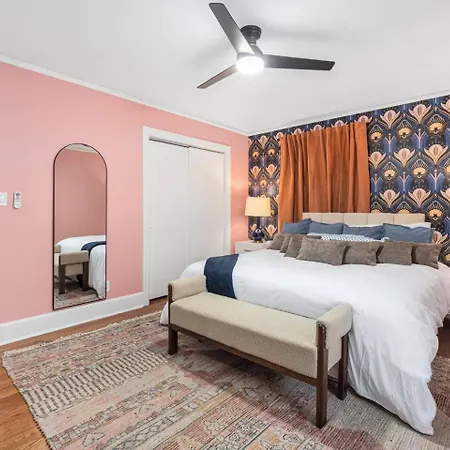 Pool Oasis With Hot Tub, Pickleball Court And Games Near Uptown Holiday home