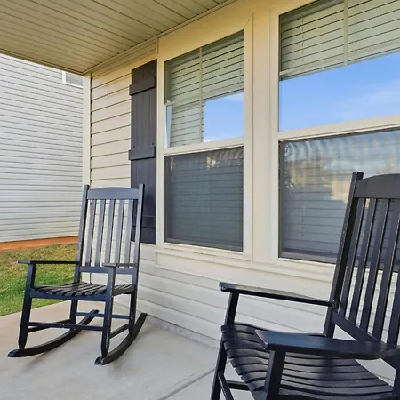 Spacious 4br Getaway With Fenced Yard Minutes Away From Clt Airport & Uptown