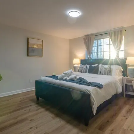 Ballantyne 3br House, Privateyard, Work Desk & 1 Gig Wi-fi
