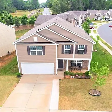 Modern 4 Bedroom Near Uptown