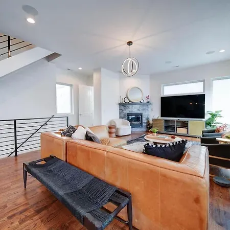 Modern Rooftop Townhome W Hot Tub & Skyline Views Holiday home Charlotte