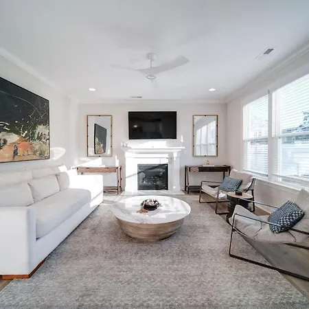 Holiday home Luxury 4br Escape - Premium Modern Comfort Charlotte