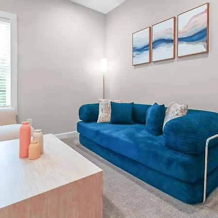 Holiday home Spacious 3-bedroom With Workspace Near Uptown & Airport