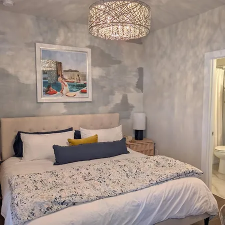 Queen Castle - Rooftop, Garage, King Beds, Pet Friendly * Charlotte