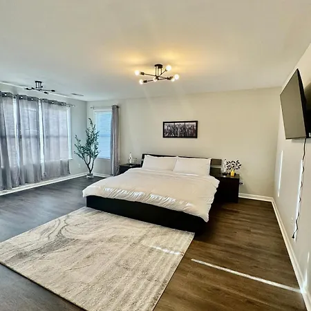 Spacious 4 Bedroom House In Area Close To Pnc Pavilion Holiday home