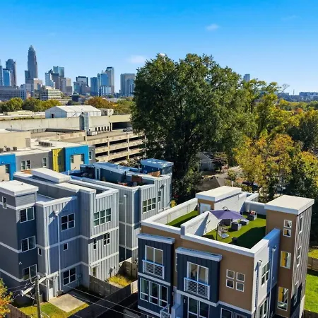 Modern 4-story 3-br Townhome With Rooftop Lounge Holiday home Charlotte