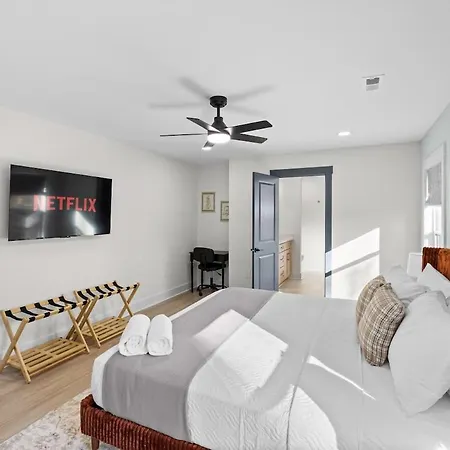 Holiday home 4 Kings-1 Queen-gameroom-lounge-luxury Home-4k1q2t Charlotte