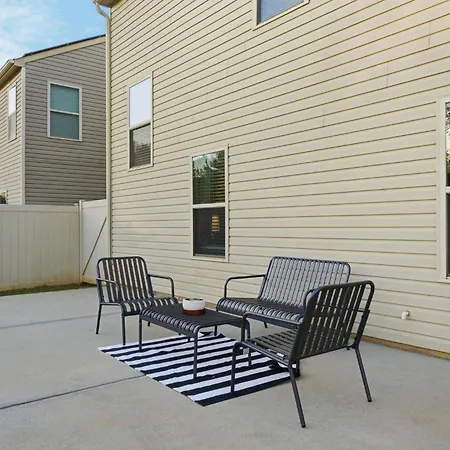 Spacious 4br Getaway With Fenced Yard Minutes Away From Clt Airport & Uptown Holiday home *