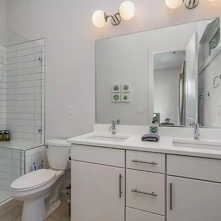 Modern Queen Retreat-sleeps 10