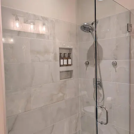 Holiday home Queen Castle - Rooftop, Garage, King Beds, Pet Friendly