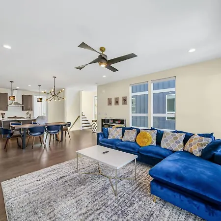 Modern 4-story 3-br Townhome With Rooftop Lounge Holiday home *
