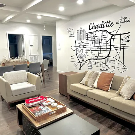 Hpthe Abodedowntownbojanglesdogs Welcomeyard Holiday home Charlotte