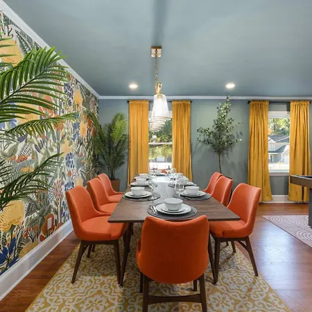 Pool Oasis With Hot Tub, Pickleball Court And Games Near Uptown Holiday home