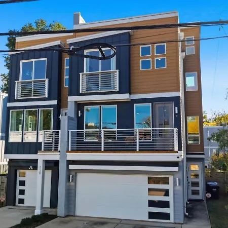 Holiday home Modern 4-story 3-br Townhome With Rooftop Lounge