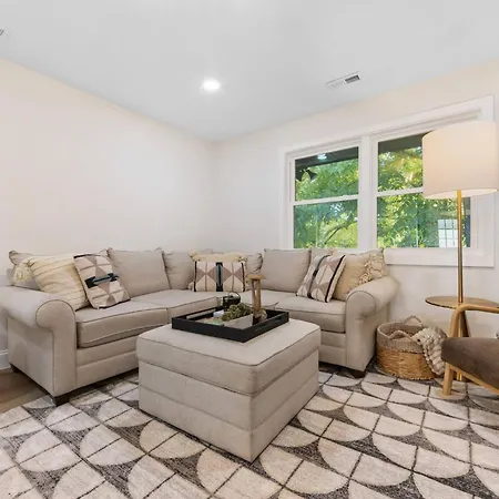 Holiday home *now Available!* Renovated Plaza Shamrock Duplex *