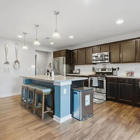 Spacious 4br Getaway With Fenced Yard Minutes Away From Clt Airport & Uptown